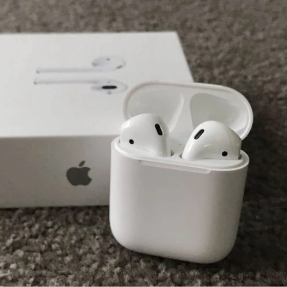 Apple AirPods with Wireless Charging Case - White